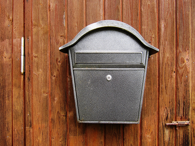 Я с вами легко соглашусь - нет никакой необходимости в почтовом ящике на загородной даче. Но ведь прикольно.