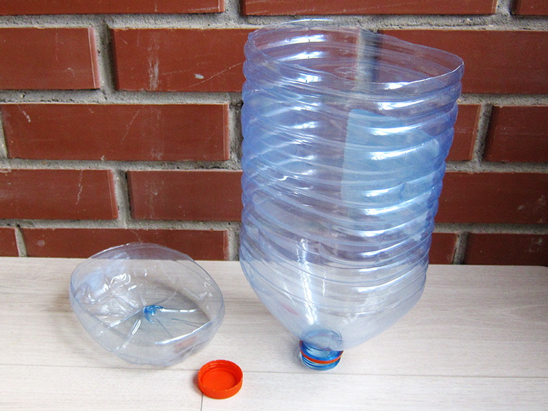 Воронку с приличным горлом можно легко сотворить из пятилитровой пластиковой ПЭТ-тары